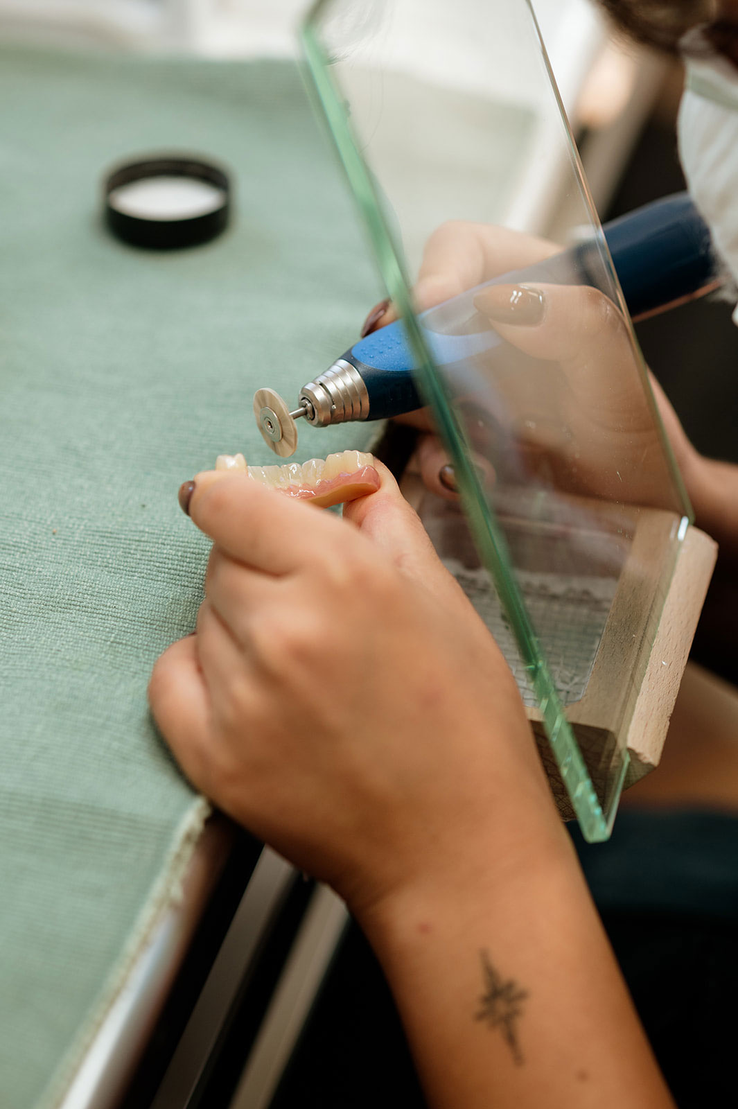 Microstratification dentaire et polissage