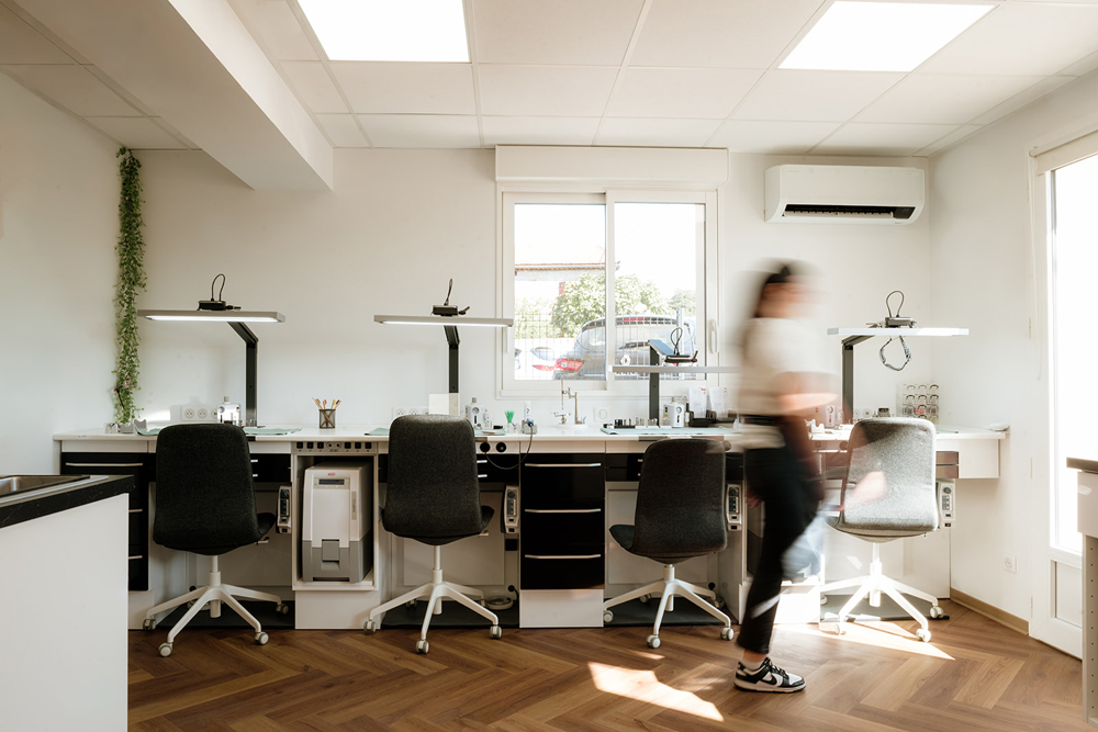 Laboratoire de prothèses dentaires moderne Espace de travail du laboratoire Dent’ere 3D | prothésiste dentaire Occitanie | France