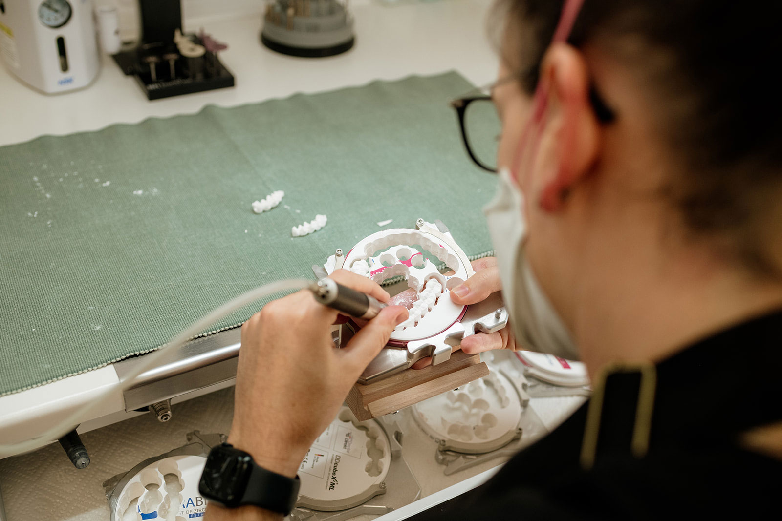 Travail de finition sur prothèse dentaire au laboratoire Dent’ere 3D