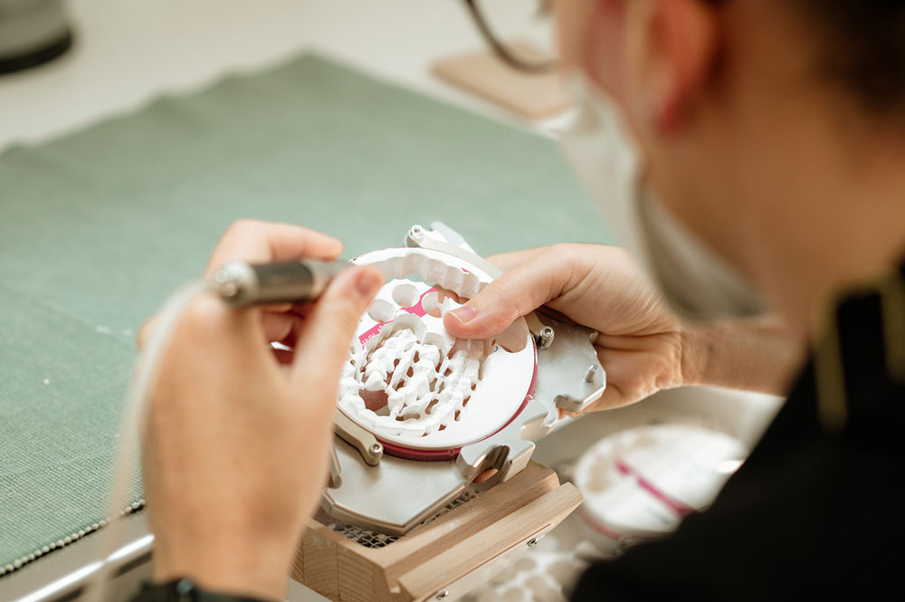Travail de précision sur prothèse dentaire en laboratoire